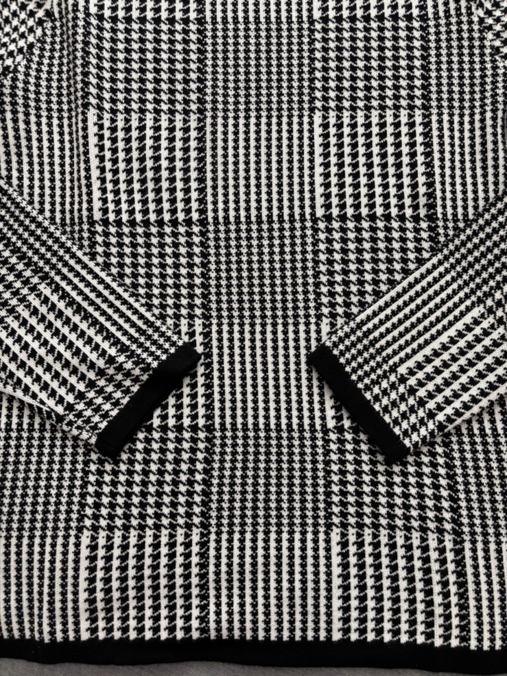 T Tahari Mock Turtleneck - Black & White Houndstooth Size M - Picture 4 of 9